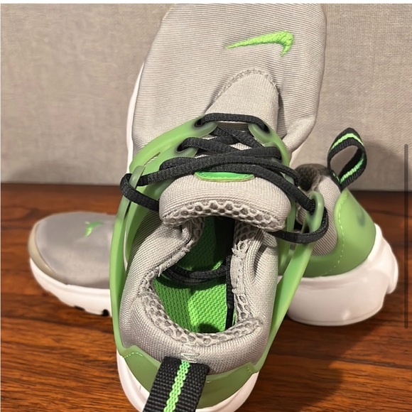 Nike Presto GS Light Smoke Grey Green
Strike 2021 Size 13c Brand New
DO4719-001 - Picture 3 of 4